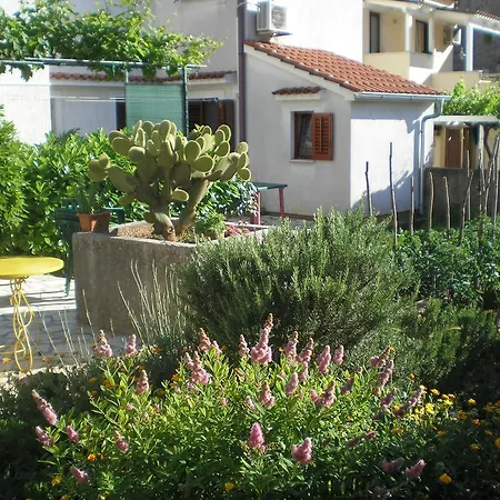 Ester Cres